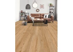Helles Holzparkett, braunes Sofa, minimalistische Einrichtung.