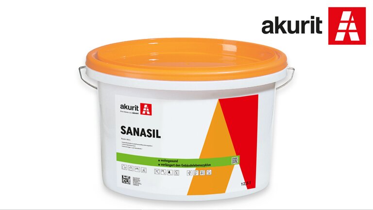 Weiße Farbeimer von akurit mit orangefarbenem Deckel, Produktname „SANASIL“, für wohngesundes Bauen.