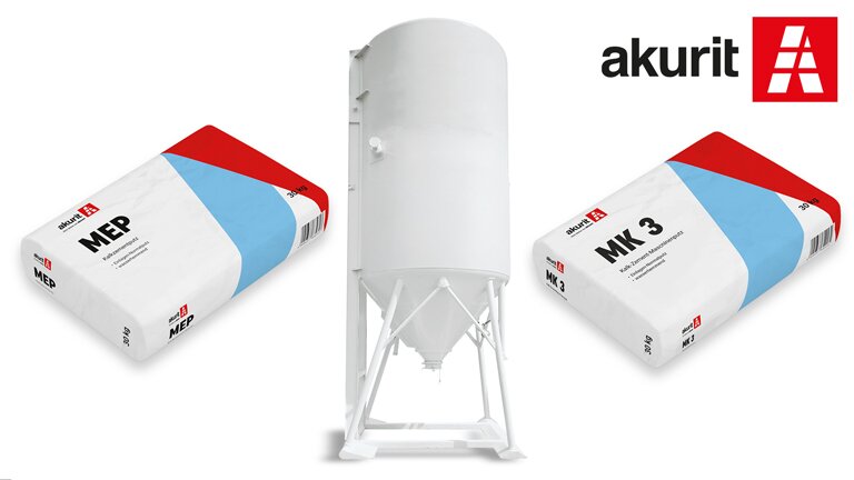 as Bild zeigt zwei Säcke Trockenmörtel und ein großes weißes Silosystem der Marke akurit. Links liegt ein Sack mit der Aufschrift „MEP“, rechts ein Sack mit der Aufschrift „MK 3“. Beide Säcke sind weiß mit roten und blauen Flächen gestaltet. In der Mitte steht ein hohes, weißes Silosystem auf Metallbeinen. Oben rechts ist das Firmenlogo „akurit“ mit einem roten Quadrat und weißem Buchstaben „A“ zu sehen