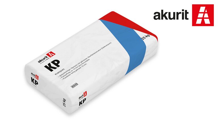 Ein 25-Kilo-Sack des Bauprodukts „akurit KP“ liegt schräg auf weißem Hintergrund. Oben rechts das akurit Logo in Rot mit weißem A-Symbol.