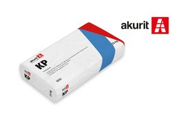 Ein 25-Kilo-Sack des Bauprodukts „akurit KP“ liegt schräg auf weißem Hintergrund. Oben rechts das akurit Logo in Rot mit weißem A-Symbol.