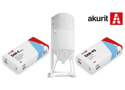 Weiße Säcke Akurit SAN-E plus und SAN-PG, je 25 kg, mit rotem und blauem Design.