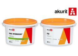 Zwei weiße Farbeimer von akurit mit orangefarbenem Deckel, links FHC HYDROCON®, rechts FSI, beide für wohngesundes Bauen.