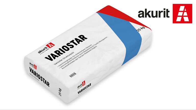 Ein weißer 25-Kilo-Sack mit der Aufschrift „akurit VARIOSTAR“ liegt schräg auf weißem Hintergrund. Oben rechts steht das akurit Logo in Rot mit weißem A-Symbol