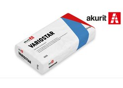 Ein weißer 25-Kilo-Sack mit der Aufschrift „akurit VARIOSTAR“ liegt schräg auf weißem Hintergrund. Oben rechts steht das akurit Logo in Rot mit weißem A-Symbol