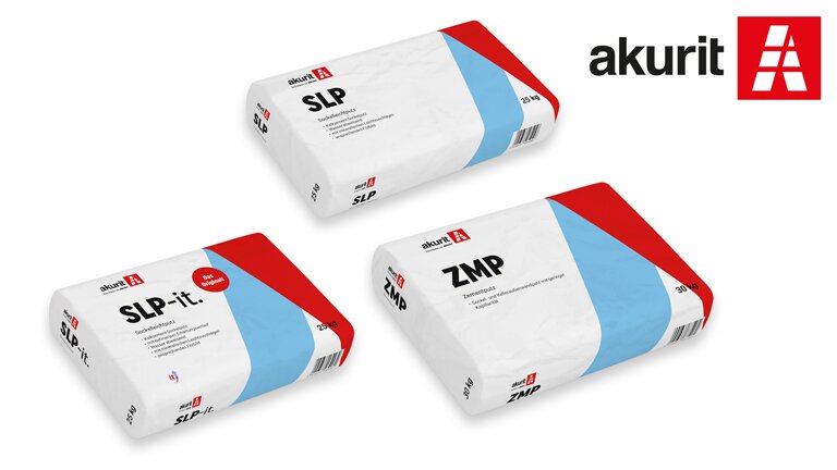 Das Bild zeigt drei Säcke Trockenmörtel der Marke akurit.Oben links liegt ein Sack mit der Aufschrift „SLP“.  Unten links ein Sack mit der Aufschrift „SLP-it.“ und einem zusätzlichen roten Kreis mit weißem Text „NEU“. Rechts daneben ein Sack mit der Aufschrift „ZMP“.