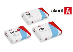 Das Bild zeigt drei Säcke Trockenmörtel der Marke akurit.Oben links liegt ein Sack mit der Aufschrift „SLP“.  Unten links ein Sack mit der Aufschrift „SLP-it.“ und einem zusätzlichen roten Kreis mit weißem Text „NEU“. Rechts daneben ein Sack mit der Aufschrift „ZMP“.
