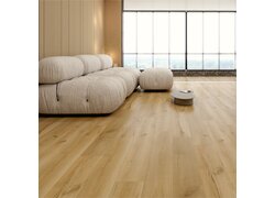 Wohnzimmer mit hellem Holzboden und moderner Couch