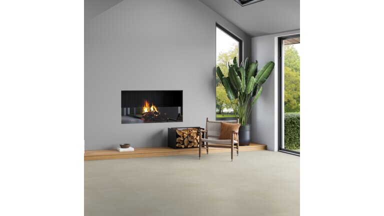 Minimalistisches Wohnzimmer mit hellem Boden, Kamin und Pflanze.