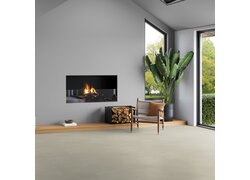 Minimalistisches Wohnzimmer mit hellem Boden, Kamin und Pflanze.