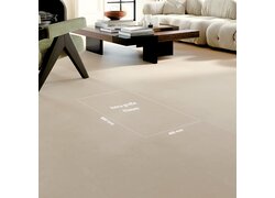 Helles, beige-farbenes Wohnzimmer mit extra großen Fliesen.