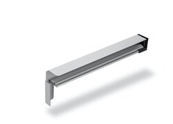 Langer, silberfarbener Griff für Möbel vor Weiß.