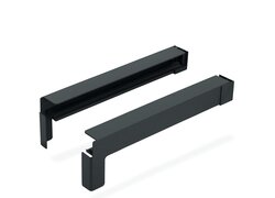 Zwei lange, schwarze Griffe für Möbel vor Weiß.