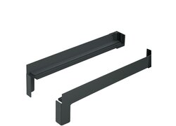 Zwei schwarze, längliche Griffe für Möbel vor Weiß.