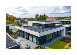 Modernes Gebäude mit Fensterbanksystemen an Fenstern und am Flachdach sowie der Terrasse