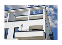 Ansicht eines Balkons und einer Hauswand mit Fensterbanksystemen