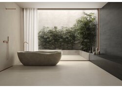 Luxuriöses Badezimmer mit Steinenwanne und angrenzendem Bambusgarten.