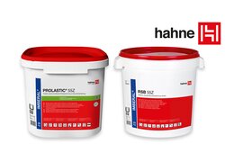 Zwei weiße Eimer der Marke hahne mit roten Deckeln: links PROLASTIC 55Z für Bauwerksabdichtung, rechts RSB 55Z für Bauwerksabdichtung und Sockel, jeweils mit 25 kg Inhalt.