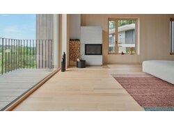 mafi Naturholzboden Esche in einem modernen Wohnzimmer. Links mit Balkon ins Grüne, mittig ein Ofen und rechts einem Sofa