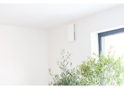 Lüftungssystem mit blau leuchtendem Sensor