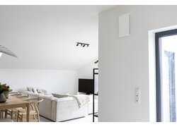 Wohnraum mit Lüftungssystem und Fenster