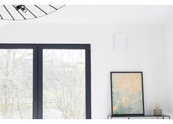 Detailansicht Wandlüftung neben großem Fenster