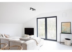 Modernes Wohnzimmer mit Wandlüftung und Fenster