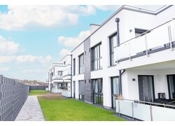 Moderne Wohnanlage mit Balkonen und Lüftungssystem