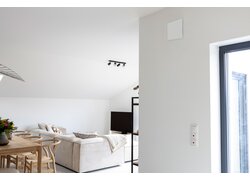 Minimalistisches Wohnzimmer mit Wandlüftung