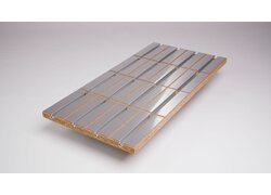 Aluminiumplatte auf Holzuntergrund mit Rillenstruktur