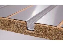 Aluminiumplatte auf Holzuntergrund mit Rillenstruktur