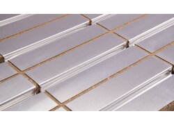 Aluminiumplatte auf Holzuntergrund mit Rillenstruktur