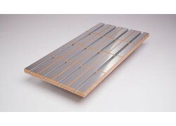 Aluminiumplatte auf Holzuntergrund mit Rillenstruktur