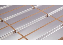  Aluminiumplatte auf Holzuntergrund mit Rillenstruktur