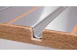  Aluminiumplatte auf Holzuntergrund mit Rillenstruktur