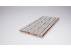 Aluminiumplatte auf Holzuntergrund mit Rillenstruktur