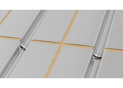 Aluminiumplatte auf Holzuntergrund mit Rillenstruktur