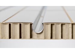 Aluminiumplatte auf Holzuntergrund mit Rillenstruktur