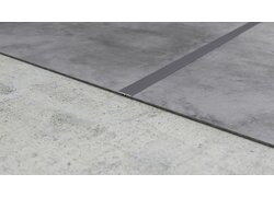 Dunkelgraue Fuge trennt zwei Bodenplatten