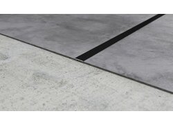 Schwarze Fuge trennt zwei Bodenplatten