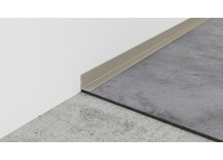 Beiger Metallsockel trennt Wand und Bodenfläche