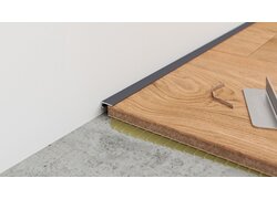 Metallabschlussprofil in Schwarz an Wand