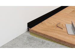 Schwarzes Abschlussprofil an Wand