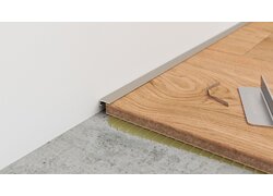 Silbernes Abschlussprofil an Wand