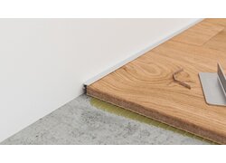 Weißes Abschlussprofil an Wand