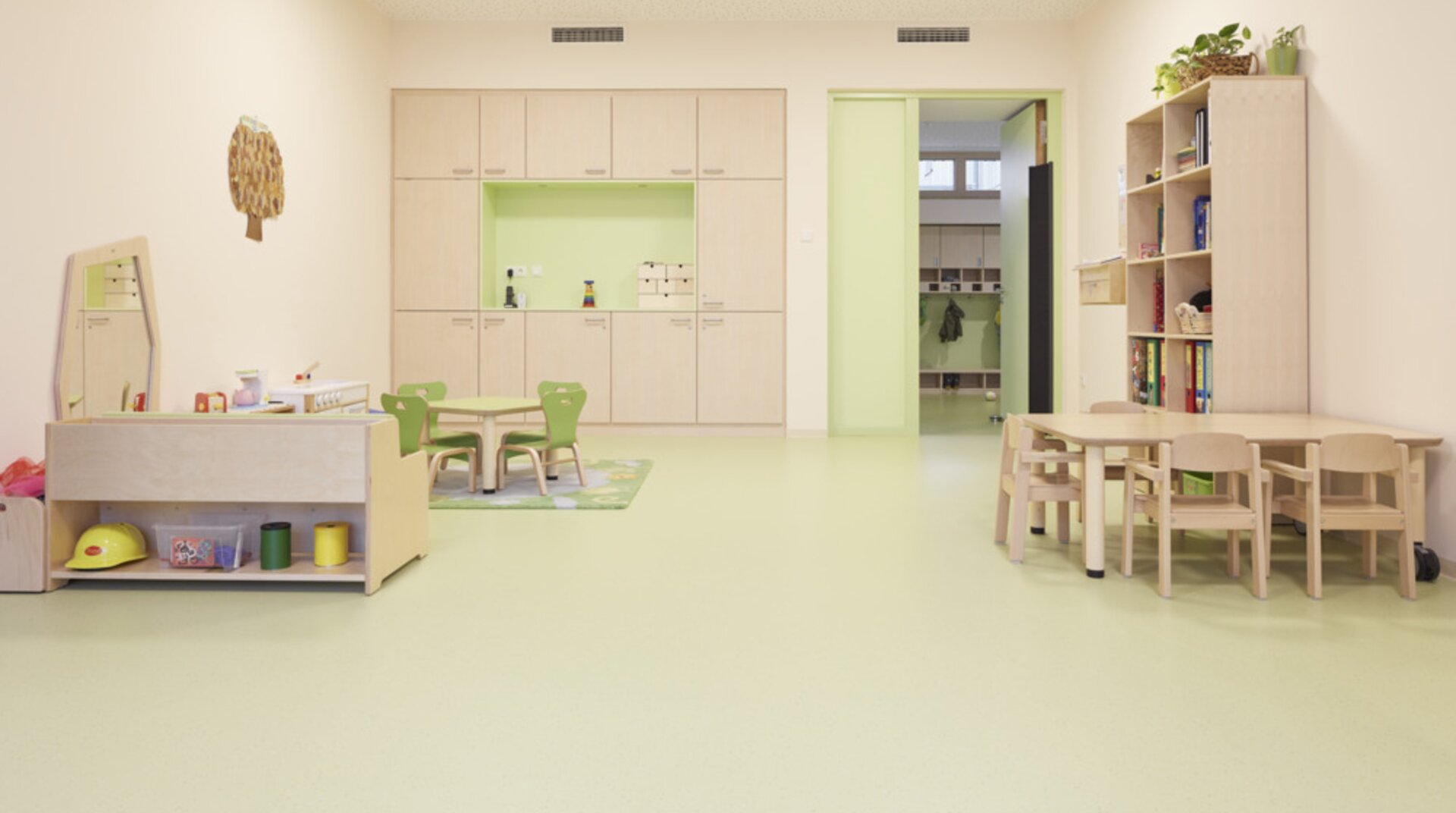 Kindergarten ZuS Zusmarshausen, Raum, Tische, Stühle