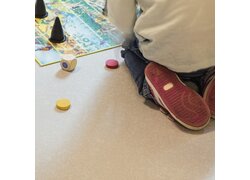 noraplan Iona, Ausschnitt spielendes Kind, auf Boden