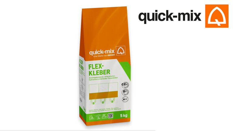 "Verpackung des quick-mix Flex-Klebers in einer 5 kg Tasche. Die Tasche ist orange und grün und trägt das quick-mix Logo oben rechts. Der Kleber ist für das Verkleben von Fliesen und hat die Bezeichnung 'Flex-Kleber' auf der Vorderseite.