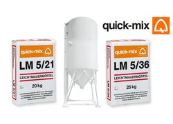 Zwei Säcke quick-mix Leichtmauermörtel LM 5/21 und LM 5/36 mit weißem Mörtelsilo in der Mitte.