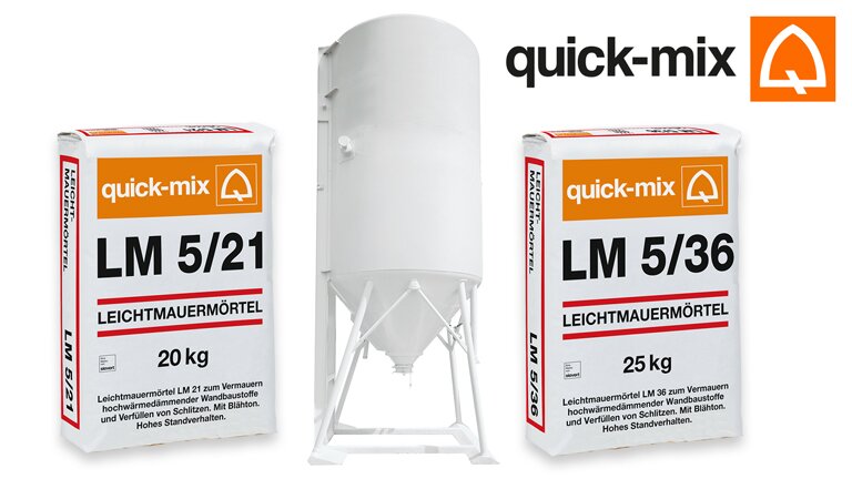 Zwei Säcke quick-mix Leichtmauermörtel LM 5/21 und LM 5/36 mit weißem Mörtelsilo in der Mitte.